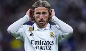 لوكا مودريتش يمدد عقده مع ريال مدريد حتى 2025