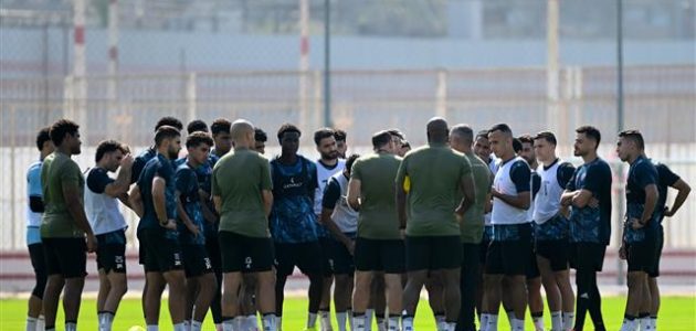 جوميز يجتمع مع جهازه المساعد خلال تدريبات اليوم